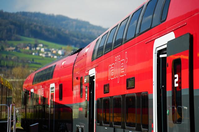 RJ Doppelstock neu im Stadler-Werk in Altenrhein in der Schweiz