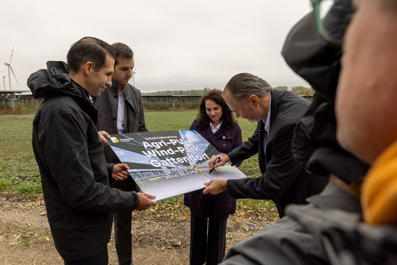 Gruppenfoto auf Feld mit Plakat