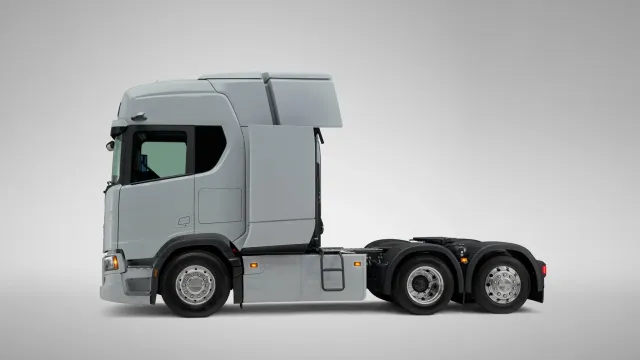 Seitenansicht einer batterieelektrischen Scania-Zugmaschine mit zusätzlichem Aufbau hinter dem Fahrerhaus.