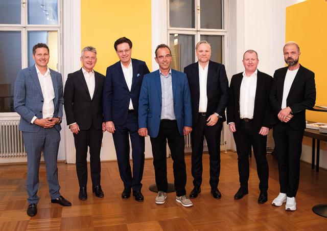 Gruppenbild der Gesprächsrunde in den Räumen des Palais Eschenbach in Wien.