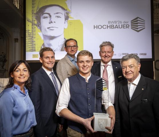 Gruppenfoto mit Silvia Priesner-Schütz und Matthias Schütz von Priesner Bau GmbH, Wolfgang Holzhaider, Landesinnungsmeister Bau OÖ, Lukas Nopp, Norbert Hartl, Präsident BAUAkademie BWZ OÖ, Walter Schragner, LIM-Stv. Bau OÖ. 
