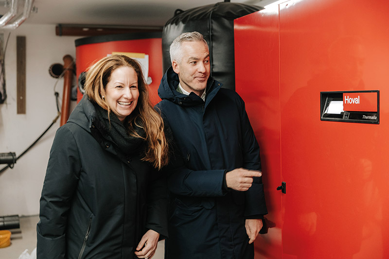 Bianca_und_Paul_Kolarik_vor_der_Hoval_Heizlösung_c_PhilippLipiarski.jpg