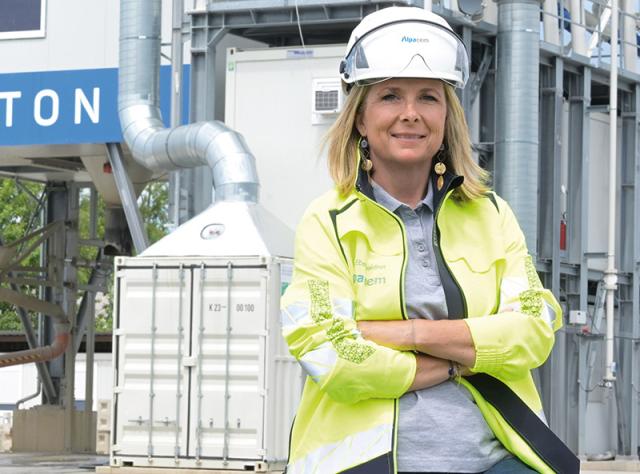 Anita Ebenwaldner-Abuja mit Warnweste und Helm
