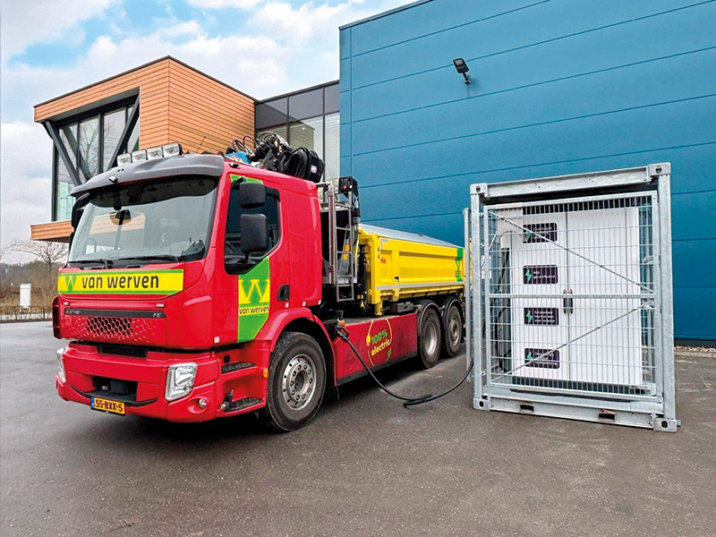Lanova-truck-charging-KREISEL-CHIMERO-180-container1-Presse_c_Bildernachweis_KREISEL_Electric_Lanova.jpg