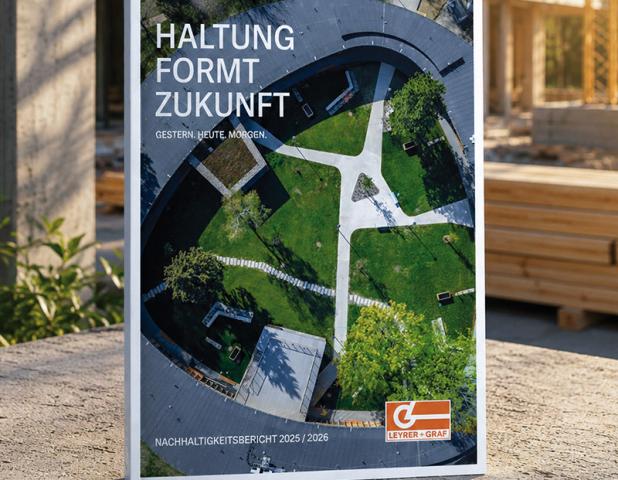 Cover des Berichts vor einer Baustelle