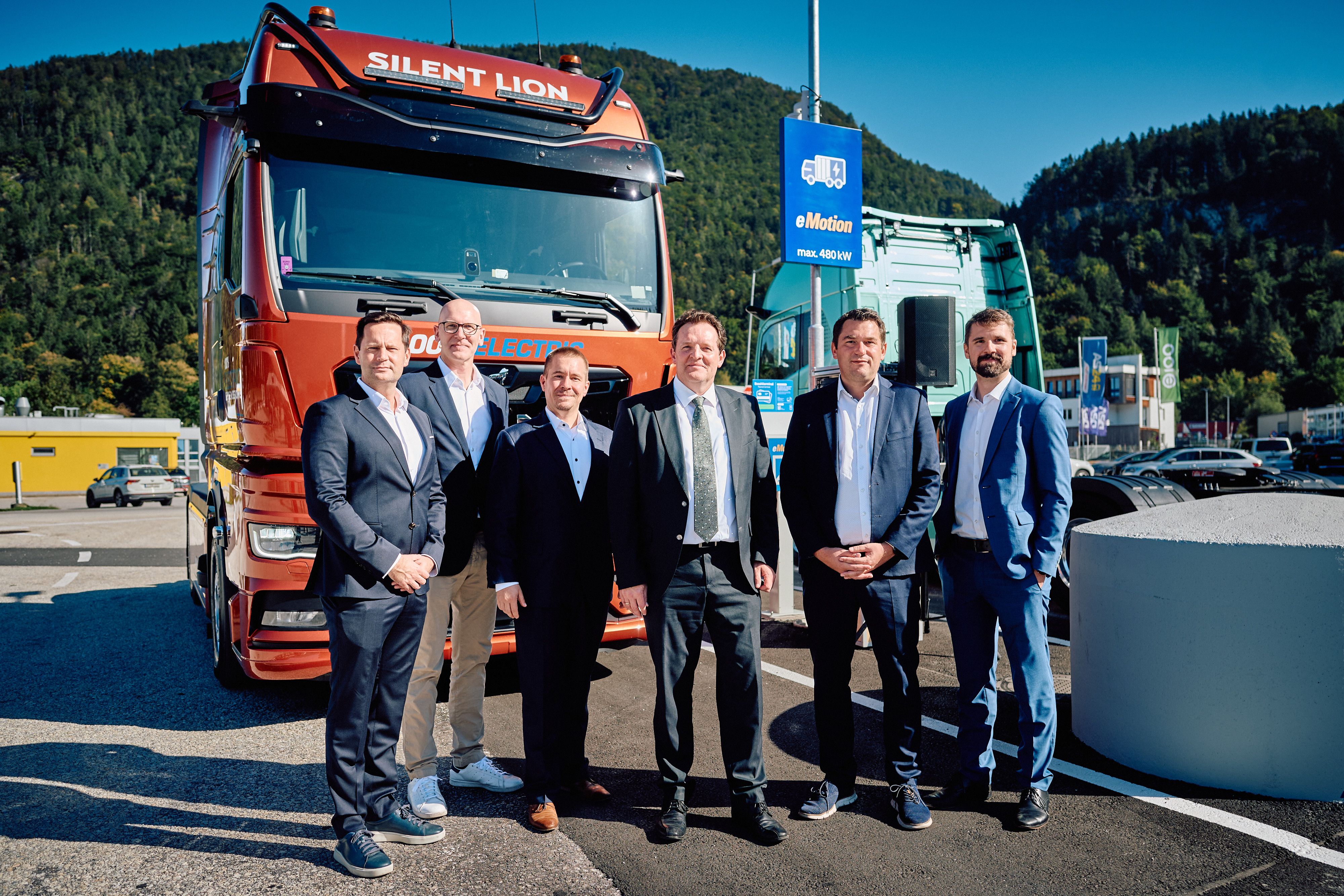 Gruppenfoto vor LKW und Ladestation