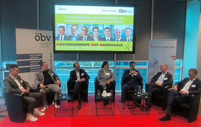 Diskussionsrunde bei der Veranstaltung "Partnerschaft mit Baupraxis" 2025