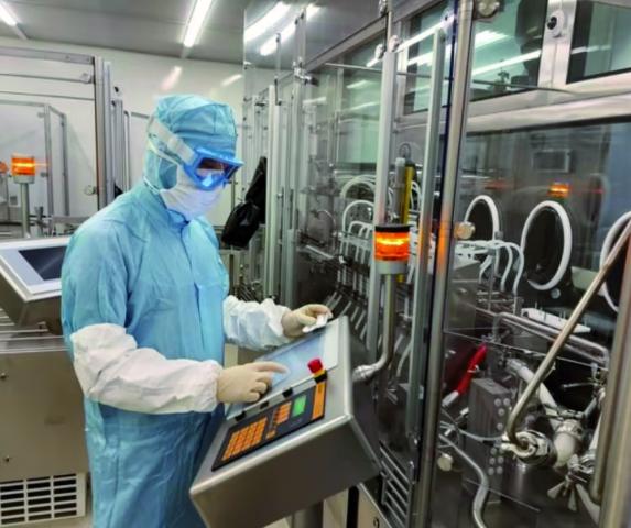 Labor-Mitarbeiter in Schutzkleidung
