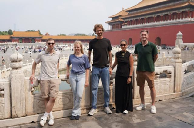 Gruppenbild Studierende mit Michael Nowak vor der verbotenen Stadt