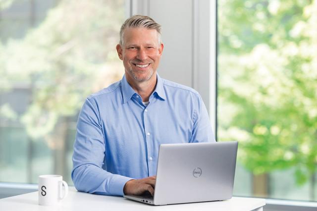 Johannes Kreiner mit Laptop