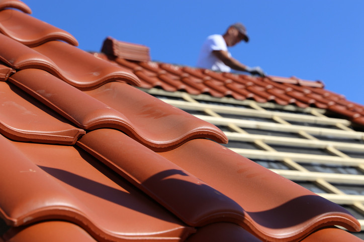 Dachziegel reinigen – das sollte man darüber wissen