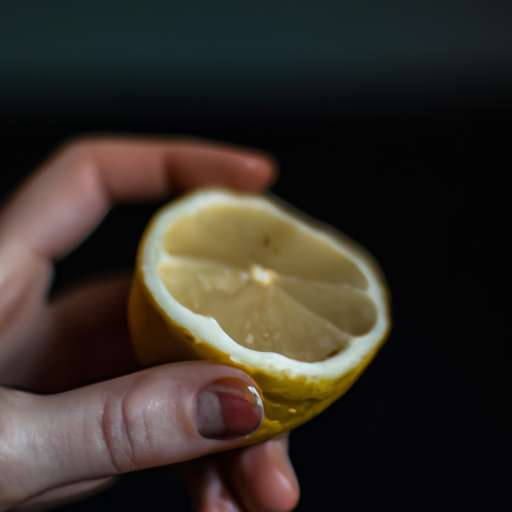 Ein Bild händisch ausgequetschten halben Zitrone