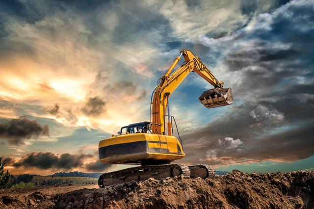 Bagger bei Aushub vor Sonnenuntergang