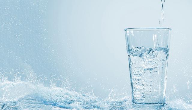 Wasserglas und Wellen