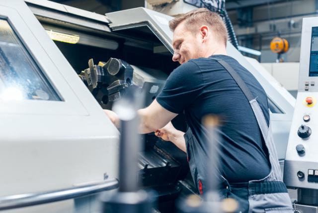 Arbeiter an Maschine in Industrie.