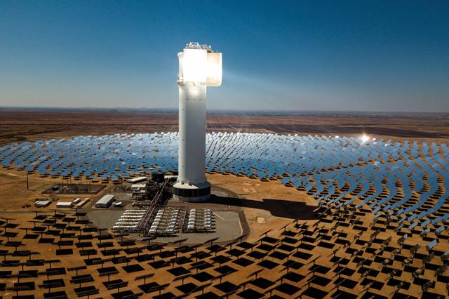 Luftaufnahme von Heliostaten und Turm am Khi Solar One in der Wüste