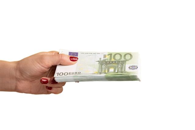 Hand mit Bündel Euro-Hundertern