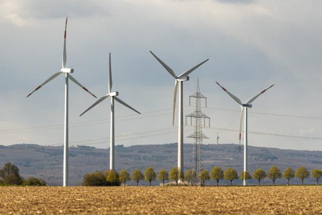 Windräder auf einem Feld