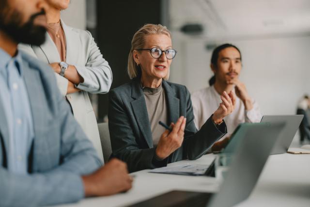Gespräch am Tisch im Businessumfeld