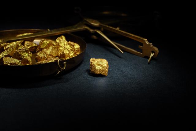 Goldstücke auf einer Waage