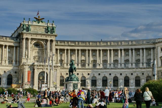 Blick von Heldenplatz auf Hofburg in Wien