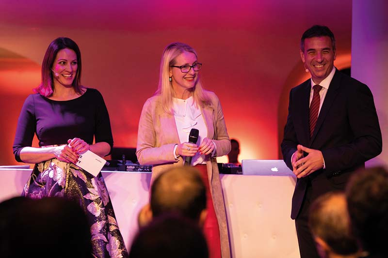 Foto: Moderatorin Lisa  Gadenstätter, Ministerin Margarete Schramböck und Accenture-Jubilar Michael Zettel.