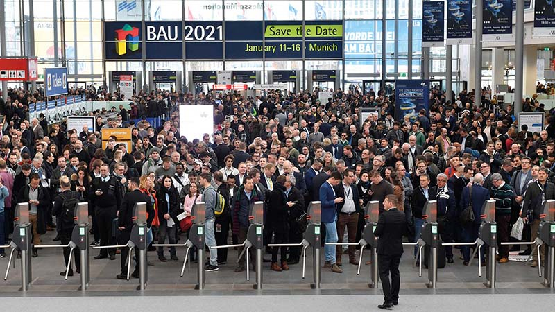 Foto: Auch heuer lockte die Weltleitmesse für Architektur, Materialien und Systeme die Massen nach München. Jeden Morgen standen die Besucher Schlange, um bei den Ersten zu sein, denen Einlass gewährt wird. 