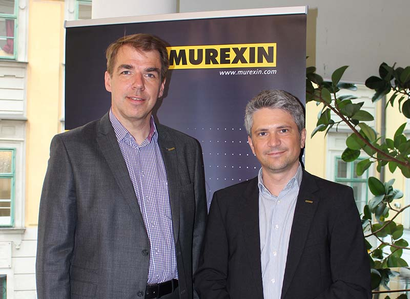 Foto: Murexin-Geschäftsführer Bernhard Mucherl und Vertriebsleiter Peter Reischer freuen sich über gute Geschäftszahlen und mit der Kema über ein neues Familienmitglied.