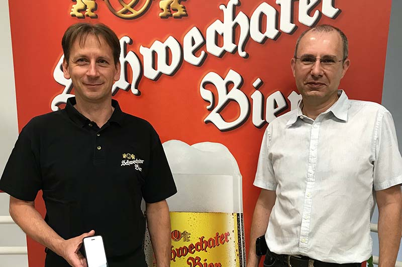 Foto: Andreas Schmutz und Wolfgang Schmid von der Anlagentechnik der Brauerei Schwechat optimieren Abläufe von der App bis ins SAP.