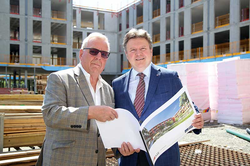 Wohnbaustadtrat Michael Ludwig und Winfried Kallinger, Geschäftsführer der Kallco-Gruppe, bei der Baustellenbesichtigung von HOME 21. Anfang 2018 werden hier bereits die BewohnerInnen einziehen. 