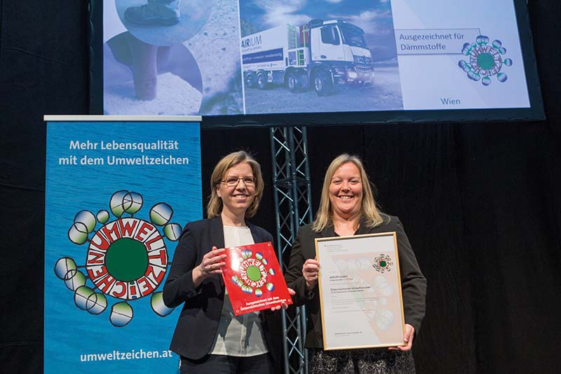 Foto: Übergabe des Österreichischen Umweltzeichens durch Bundesministerin Leonore Gewessler an Anja Ebenschweiger, Geschäftsführerin der AIRIUM GmbH. 