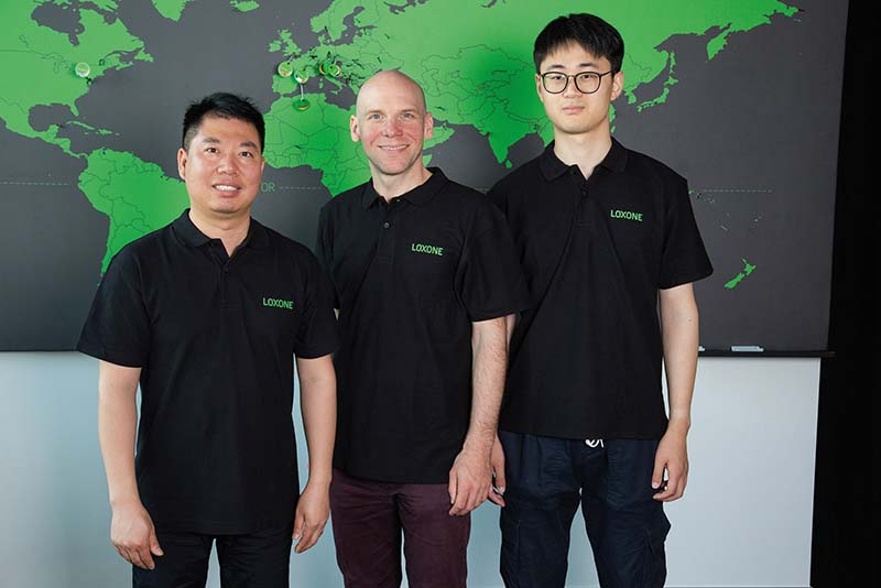 Foto: Kunjie Xin, General Manager Loxone Shanghai, Ziye Lu, Partner Coach Shanghai, und Bernhard Zdrahal, Loxone Sales Manager Asia. 