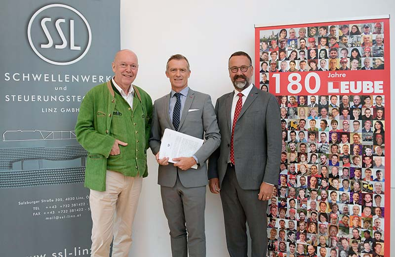 Foto: Der übergebende Eigentümer, Hans Weidinger, gemeinsam mit dem Leube-Führungsduo, Heimo Berger und Rudolf Zrost, nach der Vertragsunterzeichnung (v.l.n.r.).