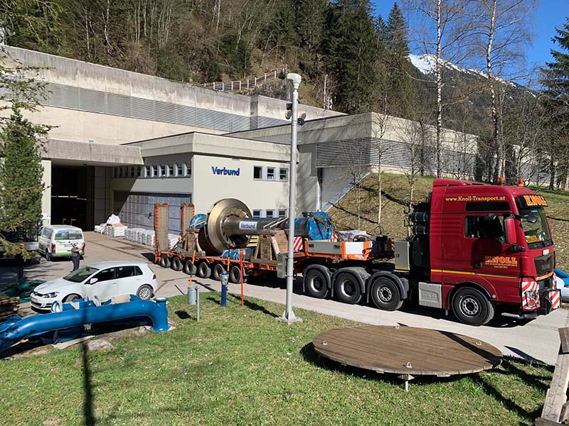 Foto: Effizienzsteigerung Pumpspeicherkraftwerk Häusling, Anlieferung des Wellenstrangs am 15.4.2020 aus Italien kommend 