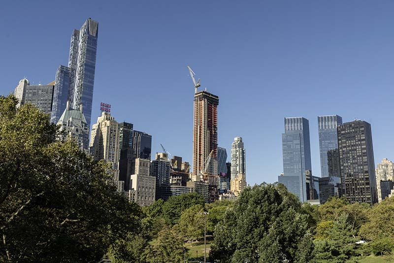Foto: Auch der 472 Meter hohe Central Park Tower in New York klettert mit Doka-Schalungslösungen nach oben.