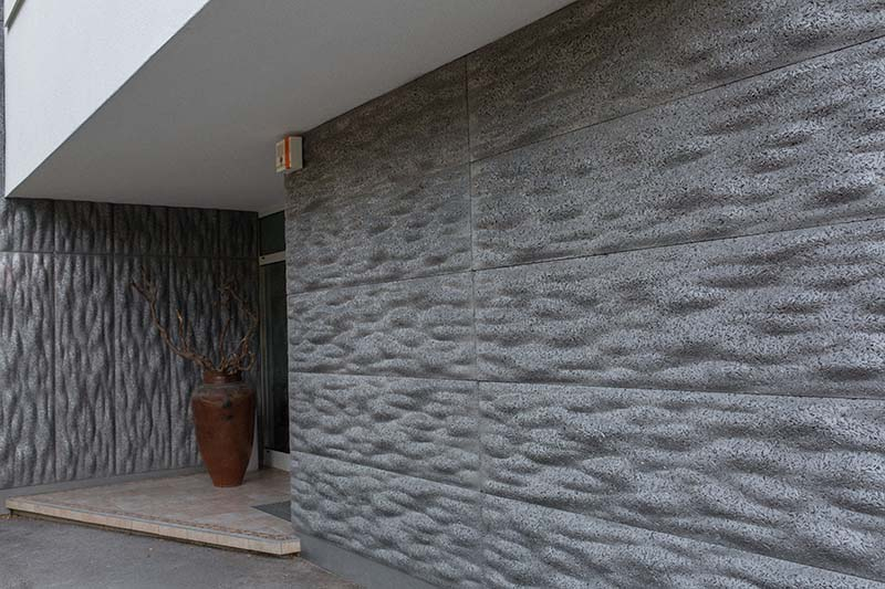 Foto: Absorbierende Fassaden sind eine Lösung für Schallreduktion im städtischen Hochbau. (Im Bild: die Velox Hybrid-Fassade)