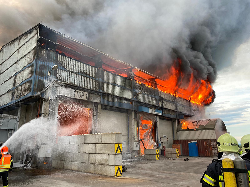 Das Feuer im Zementwerk Mannersdorf brach in der Brennstoffhalle aus. Ursache und Schadenshöhe sind noch ungeklärt.