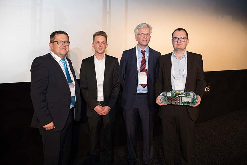 Foto: Innovationspreis für Smartbow: Hannes Leblhuber (eww ITandTEL), David Andlinger (Smartbow), Bernhard Peham, (eww ITandTEL) und Erik Aigner (Smartbow).