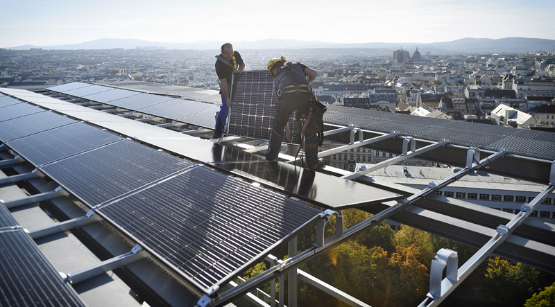 Montage der Photovoltaik-Anlage von Wien Energie am Haus des Meeres im Oktober 2019. Foto: Johannes Zinner
