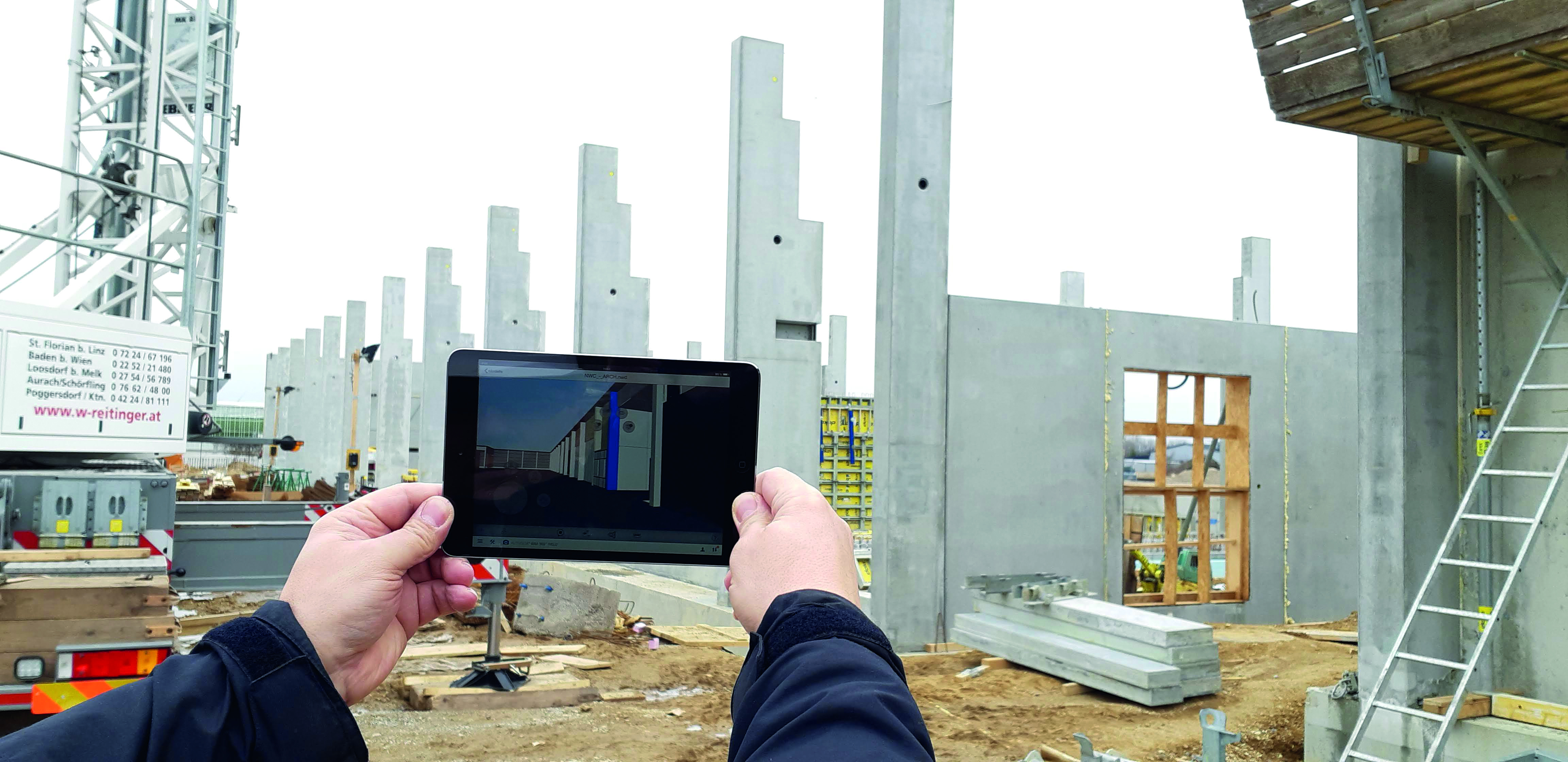 Über Tablets können auf der Baustelle Autobahnmeisterei Bruck an der Leitha sämtliche Baufortschritte direkt im BIM-Modell markiert werden. 