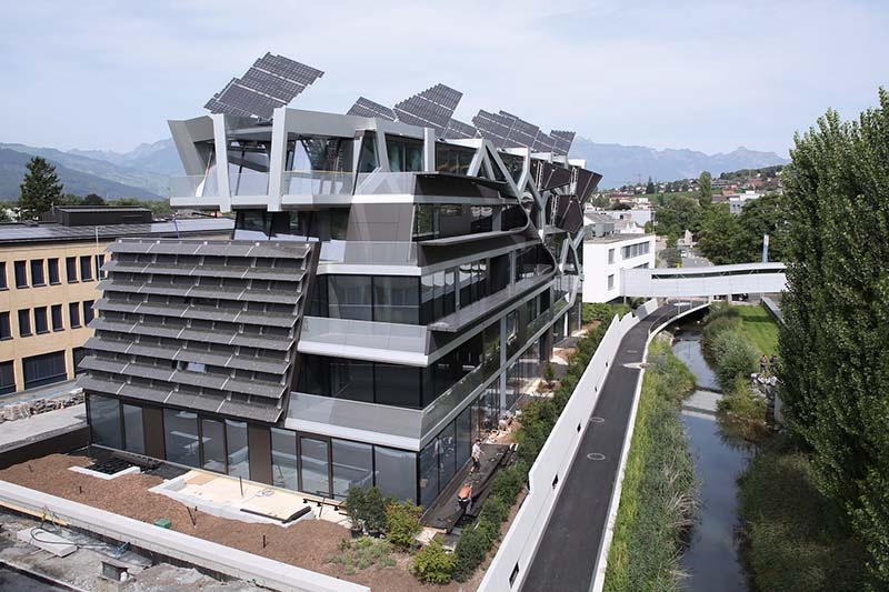 Foto: Die markanten neu entwickelten Klimaflügel am Dach des active energy building tragen ihren Teil zur Kühlung und Heizung des Gebäudes bei. 