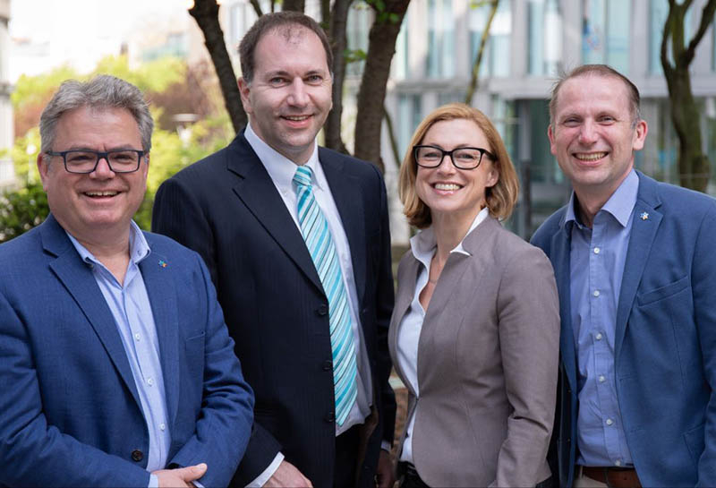 Felix Binsack, Timetoact Group DACH, mit der neuen Österreich-Geschäftsführung um Olaf Schermann, Katharina Popek und Hermann Ballé.