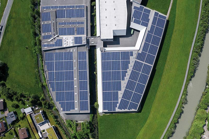 Foto: Auf einer Dachfläche von 20.000 m2 installierte Steinbacher die eigene Photovoltaikanlage – das derzeit größte Sonnenkraftwerk Österreichs! So produziert der Dämmstoff-Profi 2,2 Mio. kW/h Ökostrom pro Jahr und spart damit 550 t CO2-Äquivalente ein.