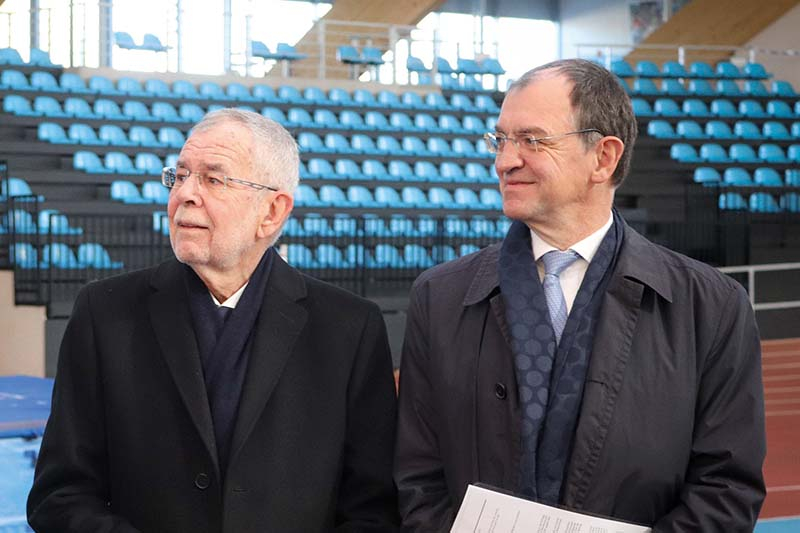 Foto: Bundespräsident Alexander Van der Bellen und Erich Wiesner, Obmann des Fachverbandes der Holzindustrie Österreichs, bei der Besichtigung der  Holz-Leichtathletikhalle Polideportivo Gallur in Madrid.