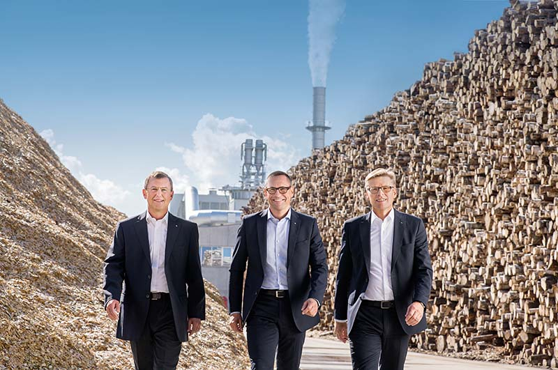 Foto: Die EGGER Gruppenleitung mit Walter Schiegl, Thomas Leissing und Ulrich Bühler (v. l.) berichteten von einem stabilen Geschäftsjahr und großen Zukunftsplänen.