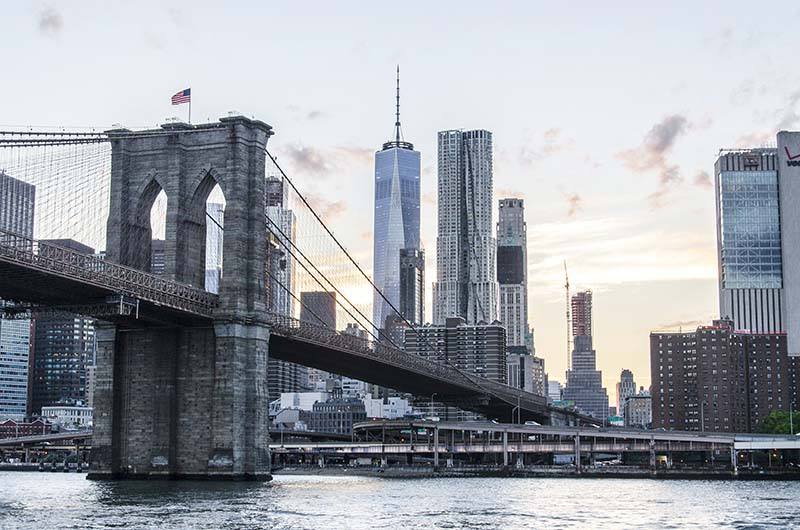 Foto: Der deutsch-amerikanische Ingenieur John August Roebling war einer der bedeutendsten Ingenieure und Baumeister des 19. Jahrhunderts. Die Entwicklung der Bautechnik und die voranschreitende Spezialisierung im Brückenbau macht dieses Projekt möglich. Roebling erlebte die Einweihung des Bauwerks nicht mehr. Seine Frau übernahm die Bauleitung und stellte die Brooklyn Bridge nach seinem Tod fertig. Im Mai 1883 wurde sie eingeweiht 