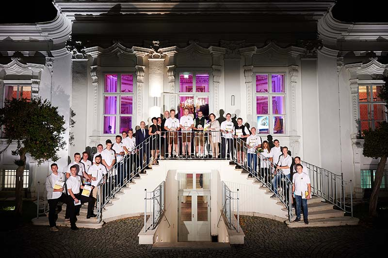 Foto: Die Teilnehmer des Bundeswettbewerbs der Hochbauer 2019 vor dem Palais Schönburg in Wien