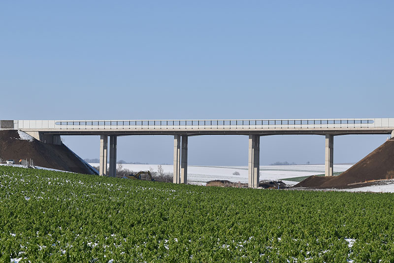 Die Satzgrabenbrücke auf der A5 ist das erste Pilotprojekt für eine dehnungsfugenlose Betonbrücke und die nun längste integrale Brücke Österreichs. 