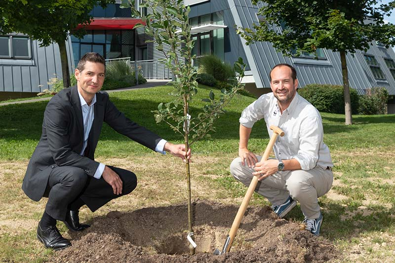 Foto:  Bernhard Hirschmüller, Geschäftsführer VELUX Österreich, und Georg Scattolin, Leiter des internationalen Programms bei WWF Österreich, freuen sich auf die gemeinsame Umsetzung des Projekts.  