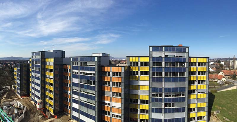 Bild oben: Bestandssanierung in Graz mit 14.000 m² solaraktiven vorgefertigten Vorhangfassaden. Der Vorfertigungsgrad lag bei knapp 90 Prozent.